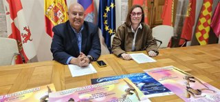 El teniente de alcalde de Turismo y Cultura del Ayuntamiento de Ávila, Carlos López, y la delegada provincial de la Federación de Gimnasia de Castilla y León, Susana Herranz, en la presentación de los campeonatos de gimnasia rítmica que acogerá la ciudad.