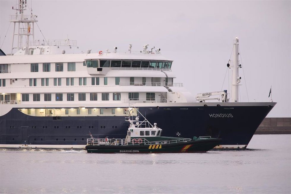 El crucero MV Hondius fondea cerca del puerto de Granadilla, a 10 de mayo de 2026, en Granadilla de Abona, Tenerife, Islas Canarias (España). El operativo de evacuación del crucero MV Hondius con hantavirus está dispuesto para comenzar las operaciones de 