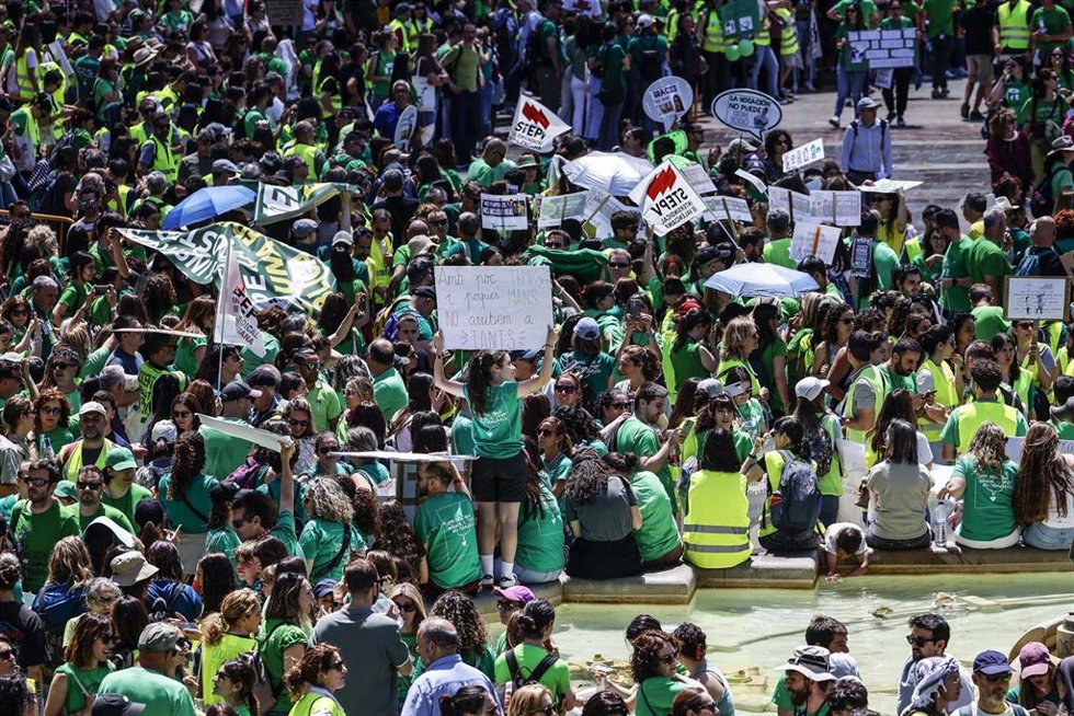 Manifestación de docentes en la primera jornada de huelga indefinida en la educación pública no universitaria en la Comunitat Valenciana que arranca el lunes 11 de mayo 