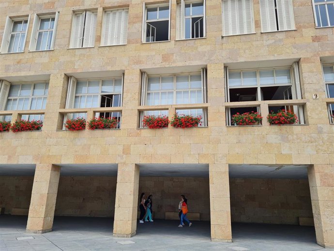 Archivo - Fachada del Ayuntamiento de Logroño