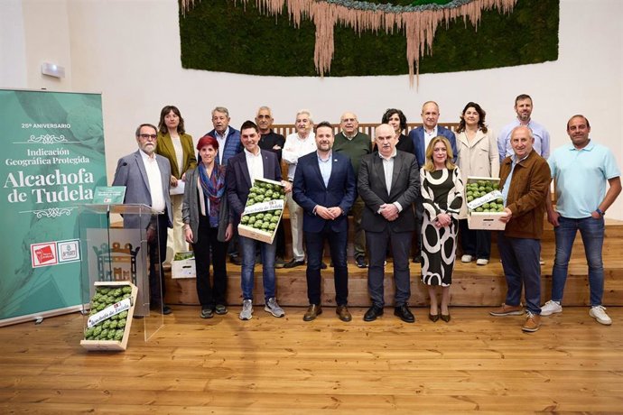El consejero de Desarrollo Rural y Medio Ambiente del Gobierno de Navarra, José María Aierdi, y el alcalde de Tudela, Alejandro Toquero, en la celebración del 25ª aniversario de la IGP Alcachofa de Tudela.
