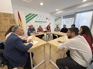 El portavoz de IU en el Congreso, Enrique Santiago, y el candidato de Por Andalucía, Jorge Rodríguez, runidos con sindicatos del sector de la industria.
