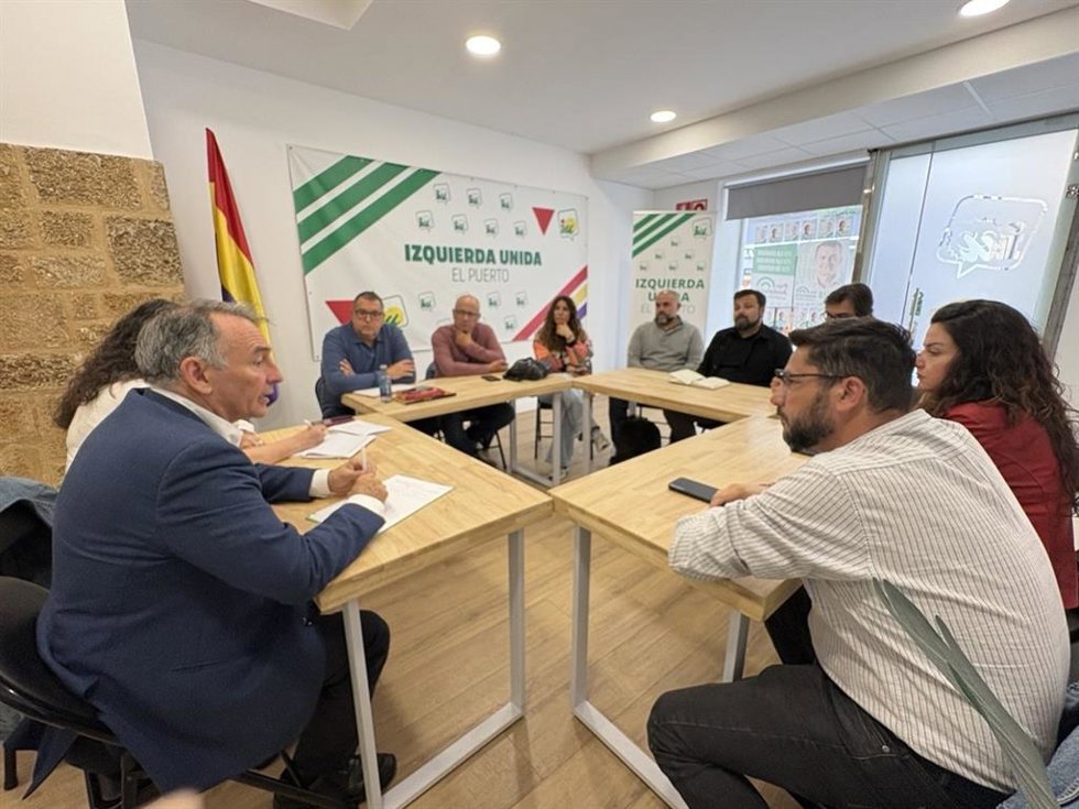 El portavoz de IU en el Congreso, Enrique Santiago, y el candidato de Por Andalucía, Jorge Rodríguez, runidos con sindicatos del sector de la industria.