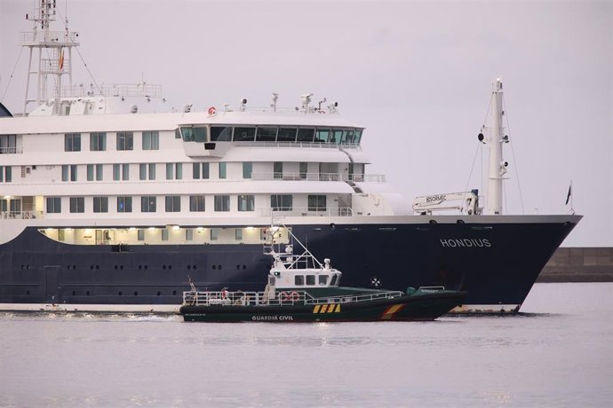 El crucero MV Hondius fondea cerca del puerto de Granadilla, a 10 de mayo de 2026, en Granadilla de Abona, Tenerife, Islas Canarias (España). El operativo de evacuación del crucero MV Hondius con hantavirus está dispuesto para comenzar las operaciones de 