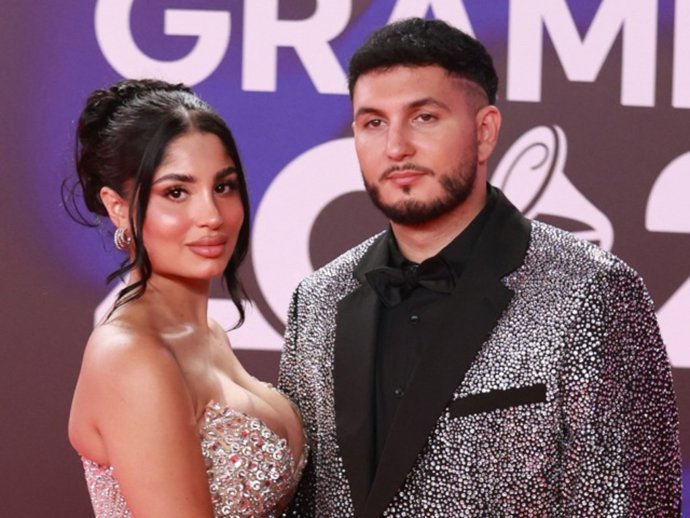 Archivo - Lola Romero y Omar Montes durante el photocall previo a la gala de entrega de los Latin Grammy 2023, en el Palacio de Congresos de Sevilla, a 16 de noviembre de 2023, en Sevilla, Andalucía (España).