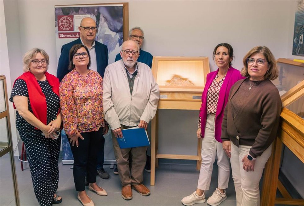 Acto de entrega y presentación de una pieza de cobre nativo para la UHU.