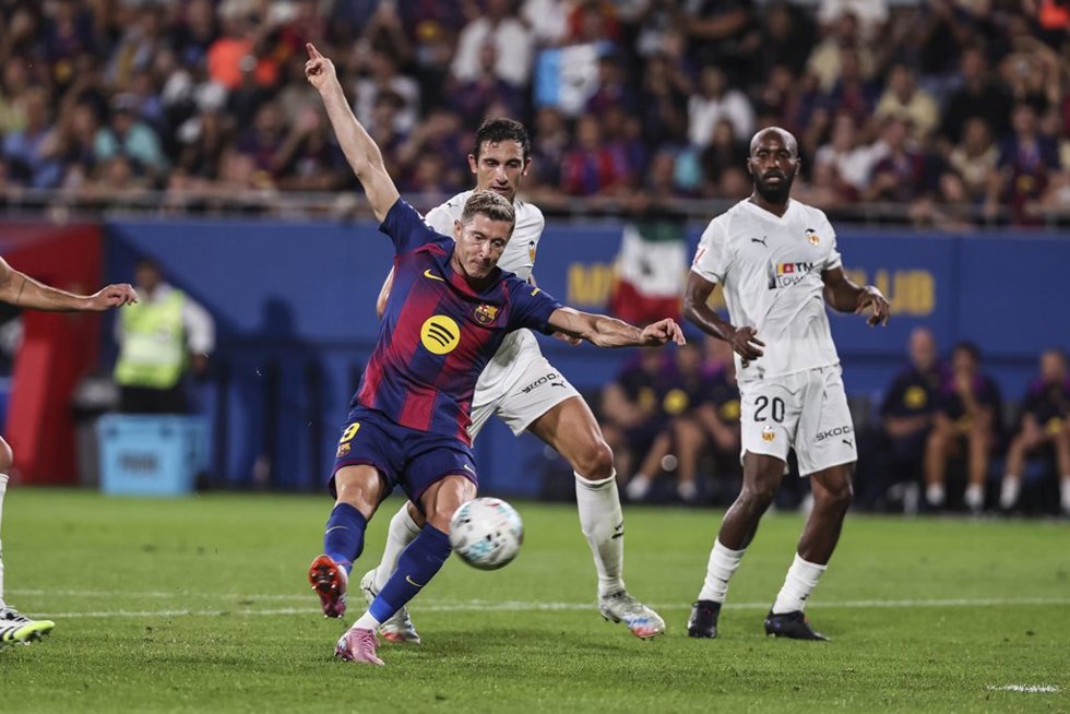 Archivo - Robert Lewandowski en el FC Barcelona-Valencia CF de la primera vuelta
