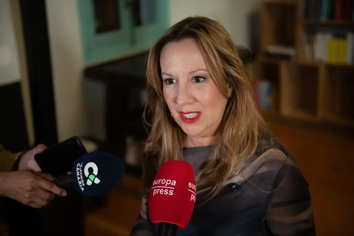 Rosa Dávila atiende a los medios de comunicación