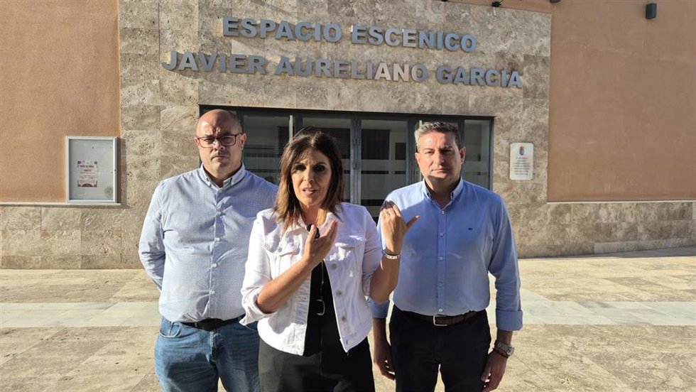 La portavoz adjunta del PSOE en el Parlamento y candidata del PSOE de Jaén, Ángeles Férriz, frente al espacio escénico 'Javier Aureliano García' de Fines (Almería).