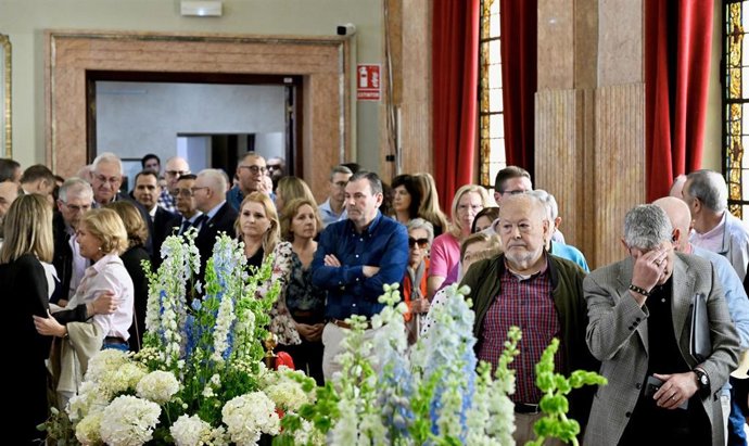 Murcianos visitan la capilla ardiente del alcalde, José Ballesta, para darle su último adiós