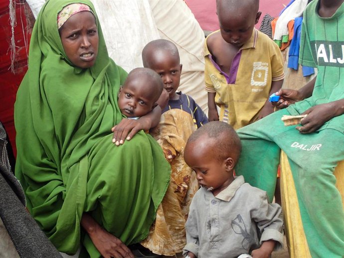 Archivo - Familia de desplazados en Somalia (archivo)