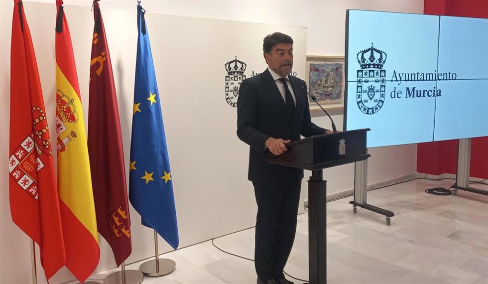 El alcalde de Alicante, Luis Barcala, tras visitar la capilla ardiente del regidor de Murcia, José Ballesta