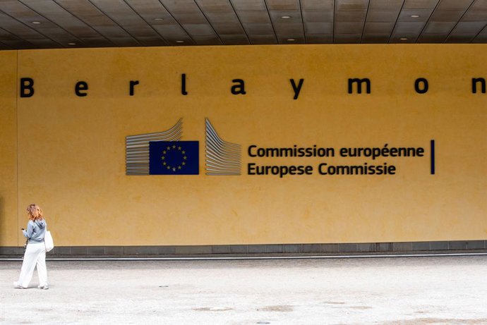 Archivo - FILED - 28 July 2025, Belgium, Brussels: The logo and lettering of the European Commission building are displayed in French and Dutch on the outside wall of the Berlaymont building in Brussels. Photo: Alicia Windzio/dpa