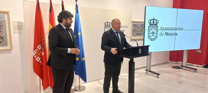 El secretario general del PP, Miguel Tellado, acompañado por el presidente de la Comunidad y del PP en la Región de Murcia, Fernando López Miras, tras visitar la capilla ardiente de José Ballesta
