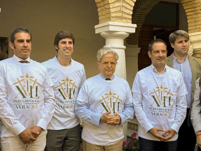 El presidente de la Diputación de Córdoba, Salvador Fuentes, durante el encuentro con miembros de la Hermandad de la Santa Vera Cruz.