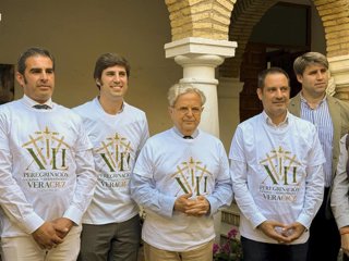 El presidente de la Diputación de Córdoba, Salvador Fuentes, durante el encuentro con miembros de la Hermandad de la Santa Vera Cruz.