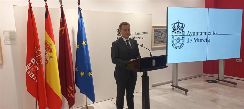 El alcalde de Albacete, Manuel Serrano, tras asistir a la capilla ardiente del regidor de Murcia, José Ballesta