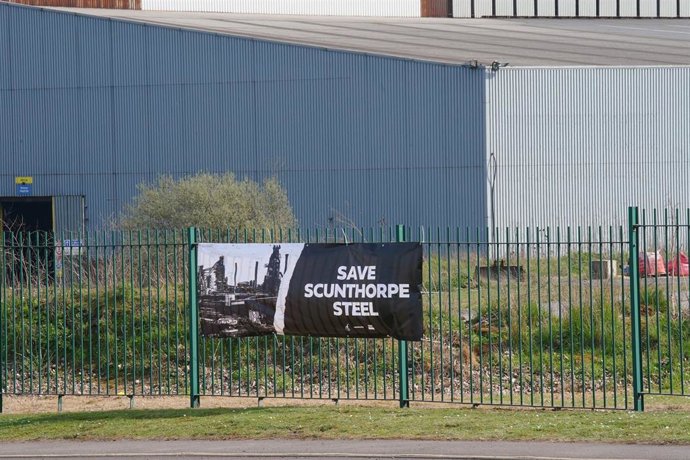 Archivo - Cartel con la frase "Salvar el acero de Scunthorpe".
