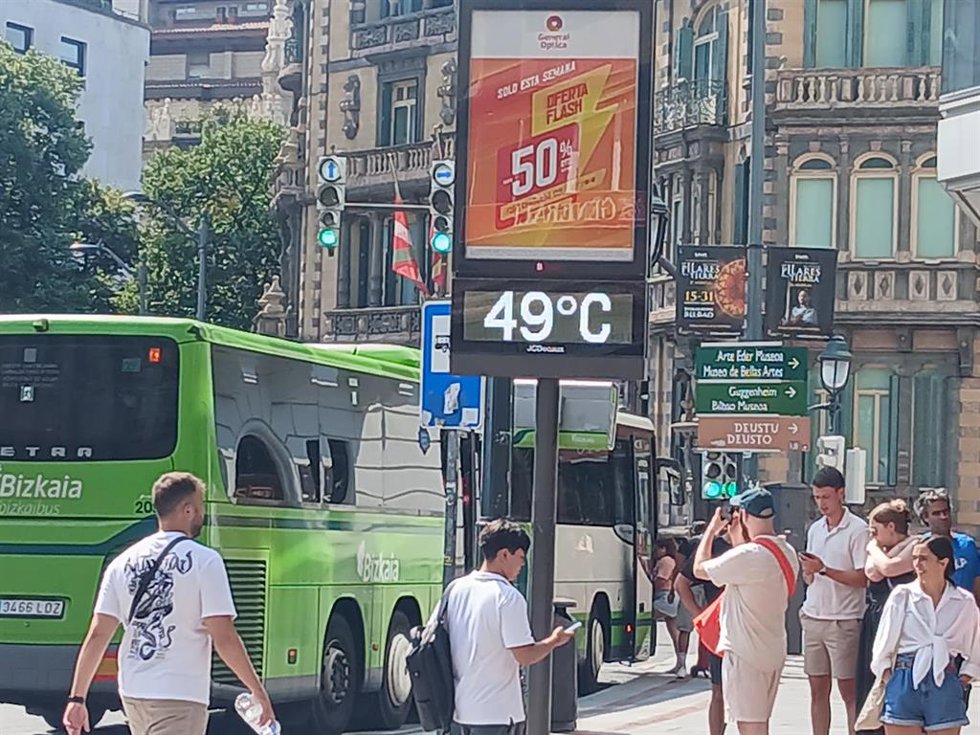Archivo - Termómetro en la plaza Moyúa de Bilbao esta tarde.