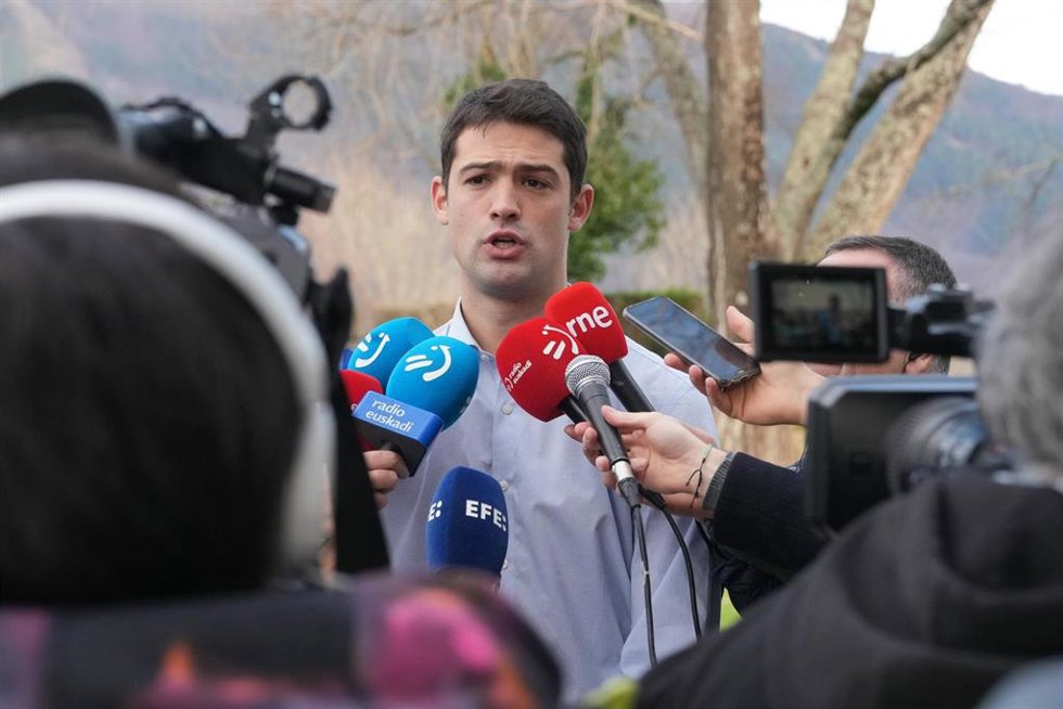Archivo - El portavoz del grupo vasco en el Parlamento, Joseba Díez Antxustegi, atiende a los medios 