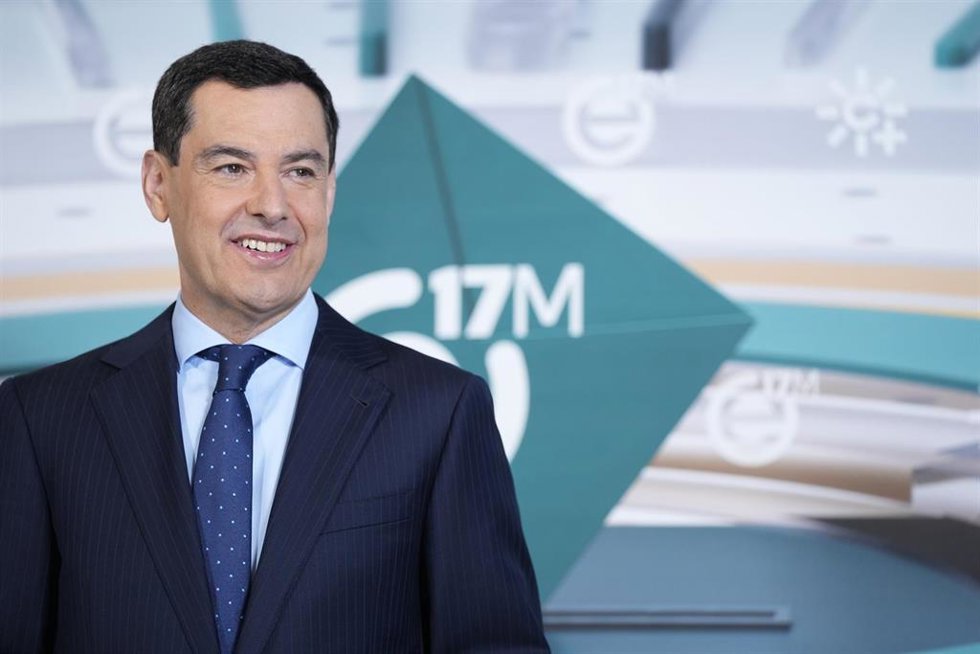 El presidente del PP de Andalucía y candidato a la reelección a la Junta, Juanma Moreno, a su llegada al segundo debate ‘a cinco’ que se celebra dentro de la campaña electoral andaluza. A 11 de mayo de 2026 en Sevilla (Andalucía, España).  La Radio Televi