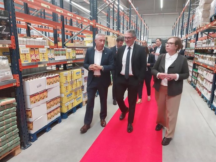 Gil durante la visita a la nueva plataforma logística de Mercabarna