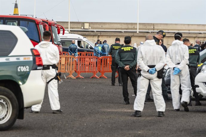 Pasajeros evacuados del crucero MV Hondius fondeado cerca del puerto de Granadilla suben a los autocares de la UME, a 10 de mayo de 2026, en Granadilla de Abona, Tenerife, Islas Canarias (España). Mónica García ha asegurado este domingo que el buque afect
