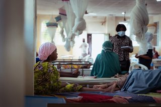 Archivo - Pacientes atendidos en un hospital en Nigeria