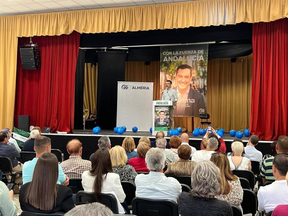 El presidente del PP de Almería y candidato al Parlamento andaluz, Ramón Fernández-Pacheco, en el acto de campaña.
