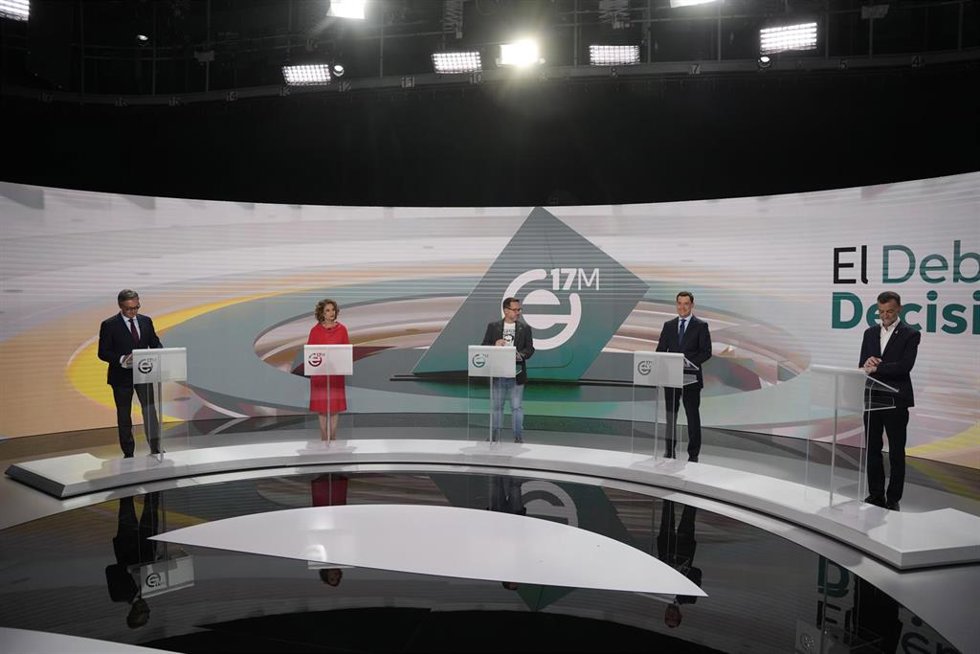 Los cinco candidatos a la Presidencia de la Junta de Andalucía, el presidente PP-A y actual presidente de la Junta, Juanma Moreno (2d); la secretaria general del PSOE-A, María Jesús Montero (2i); el portavoz del grupo parlamentario Vox, Manuel Gavira (1i)
