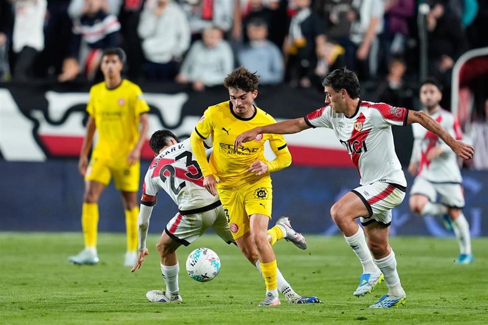 Joel Roca ante Pedro Díaz y Óscar Valentín en el Rayo Vallecano-Girona FC de Vallecas