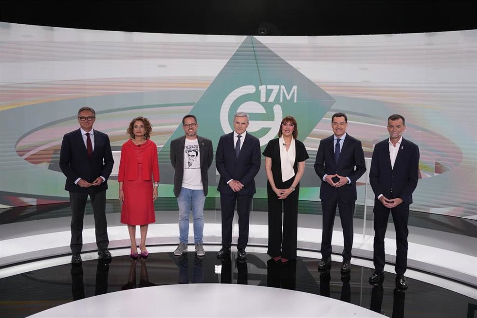 Los cinco candidatos a la Presidencia de la Junta de Andalucía, el presidente PP-A y actual presidente de la Junta, Juanma Moreno (2d); la secretaria general del PSOE-A, María Jesús Montero (2i); el portavoz del grupo parlamentario Vox, Manuel Gavira (1i)