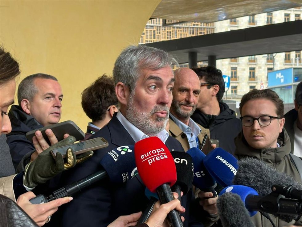 El presidente de Canarias, Fernando Clavijo, ofrece declaraciones a los medios en Bruselas.