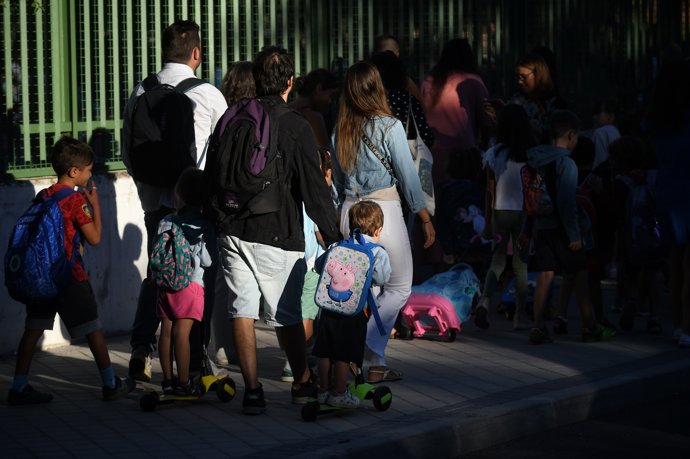 Niños y padres hacen cola para entrar al colegio el primer día, a 9 de septiembre de 2024, en Madrid (España). La Comunidad de Madrid comienza esta semana el curso escolar 2024-2025 con 64.435 docentes al sumar 1.394 profesores nuevos a las aulas y 1.