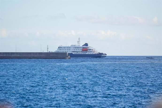 Evacuación en lancha de pasajeros a bordo del crucero MV Hondius fondeado cerca del puerto de Granadilla, a 11 de mayo de 2026, en Granadilla de Abona, Tenerife, Islas Canarias (España)