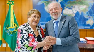 La expresidenta de Chile (2006-2010; 2014-2018) y candidata a secretaria general de la ONU Michelle Bachelet (izquierda) , junto al presidente de Brasil, Luiz Inácio Lula da Silva (derecha)