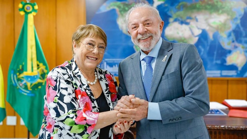 La expresidenta de Chile (2006-2010; 2014-2018) y candidata a secretaria general de la ONU Michelle Bachelet (izquierda) , junto al presidente de Brasil, Luiz Inácio Lula da Silva (derecha)