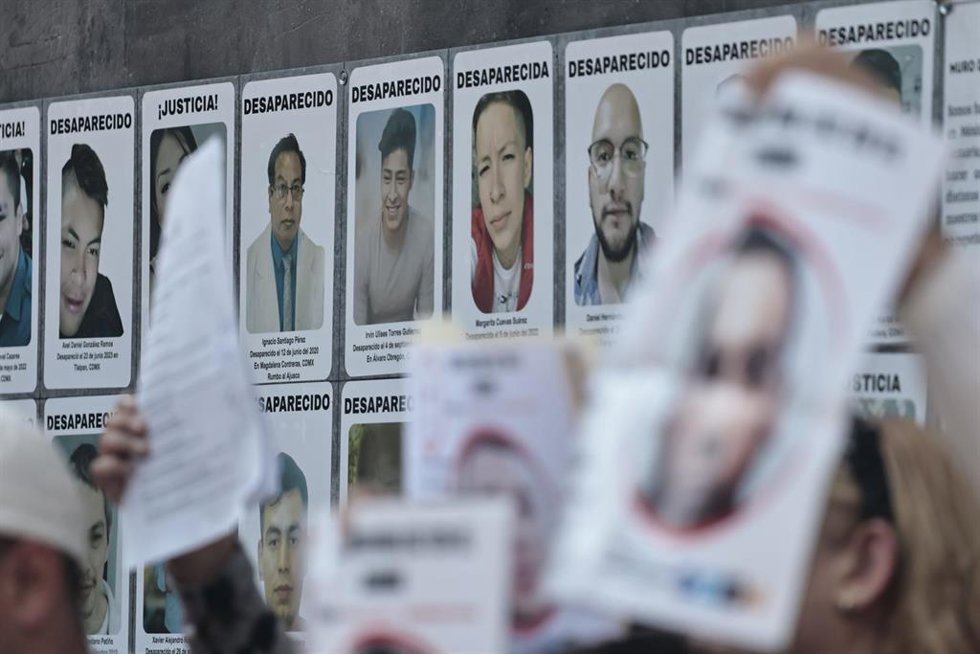 Archivo - Carteles con fotografías de personas desaparecias en una reunión de asociaciones de familiares ante las instalaciones del Centro Integral de Atención para la Búsqueda de Personas Desaparecidas (CAIBP), en Ciudad de México