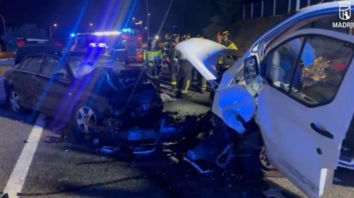 Cuatro heridos, tres de ellos graves, por un choque en la M-40 entre una furgoneta y un coche que huía de la Policía