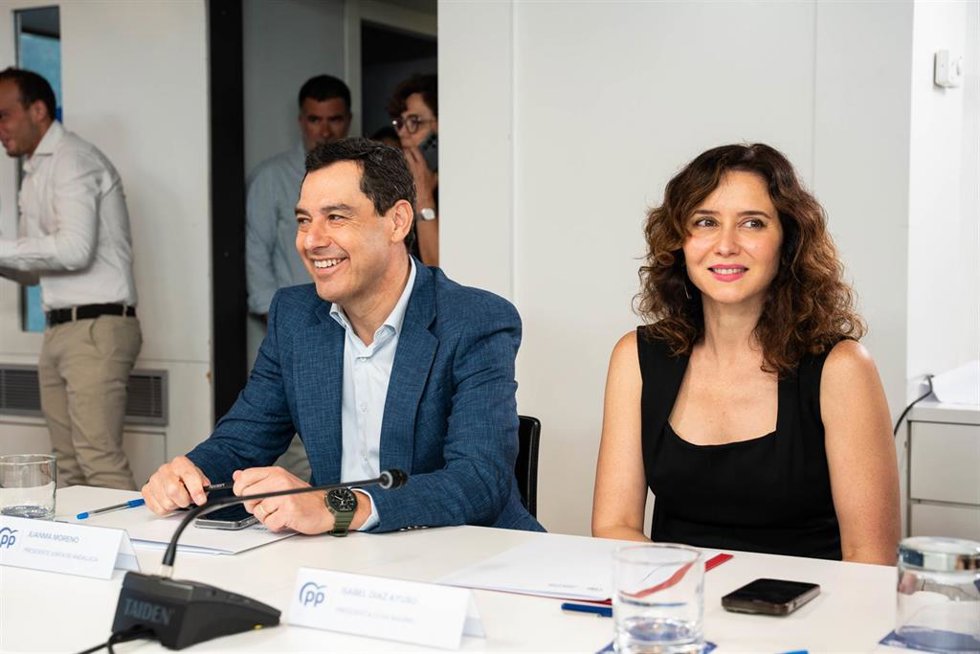 Archivo - El presidente de la Junta de Andalucía, Juanma Moreno y la presidenta de la Comunidad de Madrid, Isabel Díaz Ayuso, durante la reunión del Comité Ejecutivo Nacional, en la sede del PP, a 11 de junio de 2024, en Madrid (España)