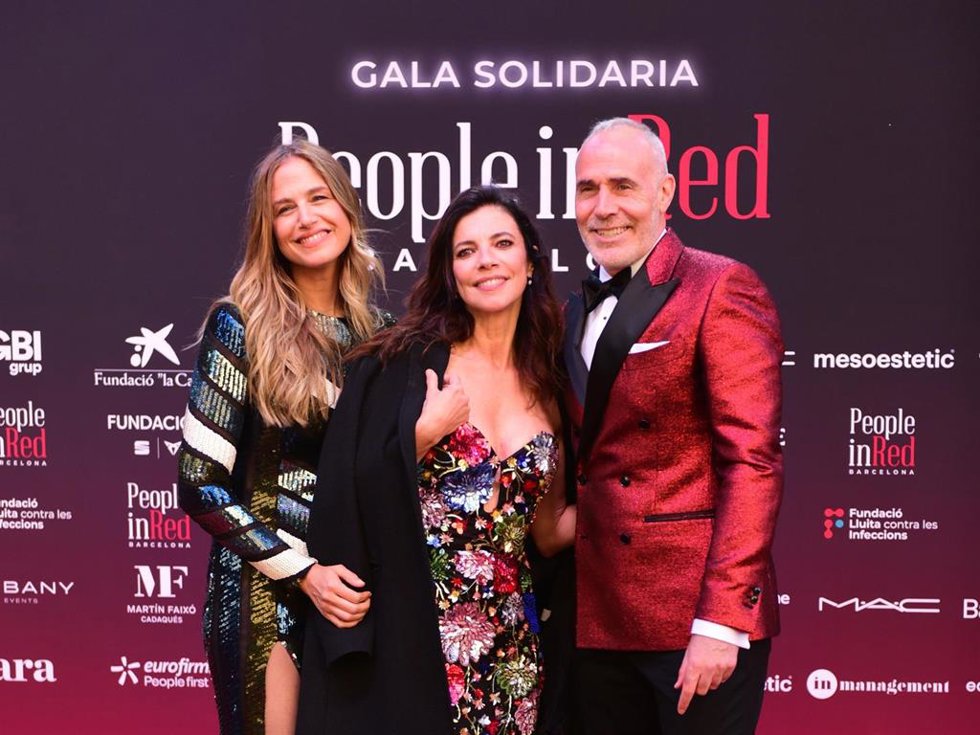La Modelo Y Actriz Martina Klein, La Actriz Maribel Verdú Y El Extenista Álex Corretja Durante El Photocall De La Gala Solidaria ‘People In Red’