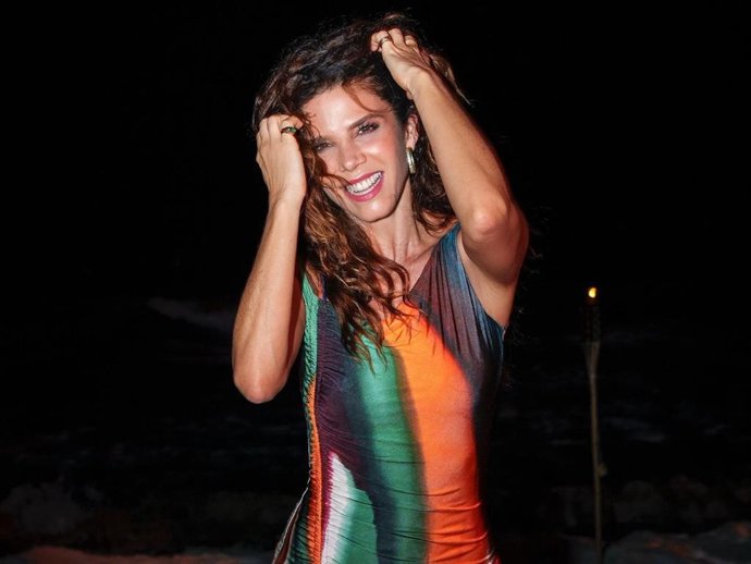Juana Acosta confirma la tendencia más explosiva de este verano con este vestido vibrante