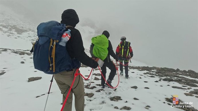 Imagen del rescate de dos montañeros enriscados y desorientados