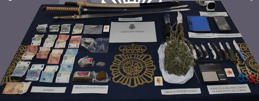Drinero y droga, entre otros efectos, intervenidos en una operación policial en Ronda.