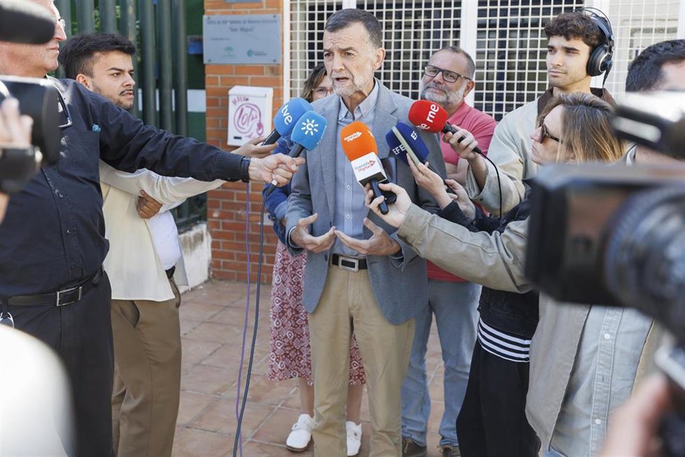 El candidato de Por Andalucía a la Presidencia de la Junta, Antonio Maíllo, durante la atención a los medios para presentar propuestas en materia de turismo. A 05 de mayo de 2026, en Granada
