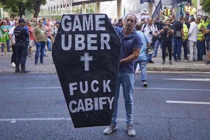 Archivo - Detalle de un manifestante durante una concentración de taxistas. Imagen de archivo.