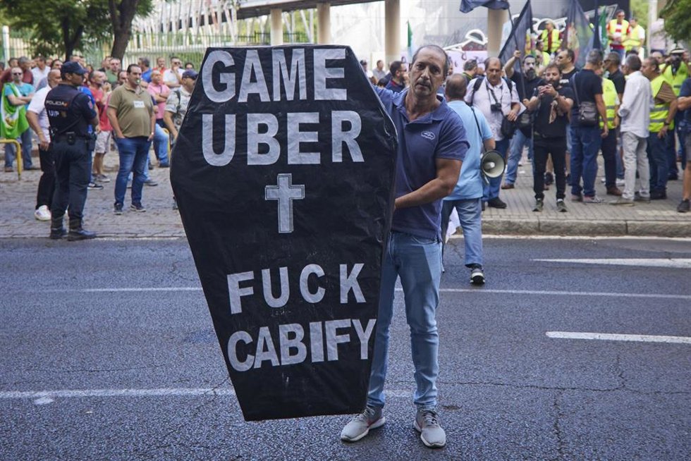 Archivo - Detalle de un manifestante durante una concentración de taxistas. Imagen de archivo.