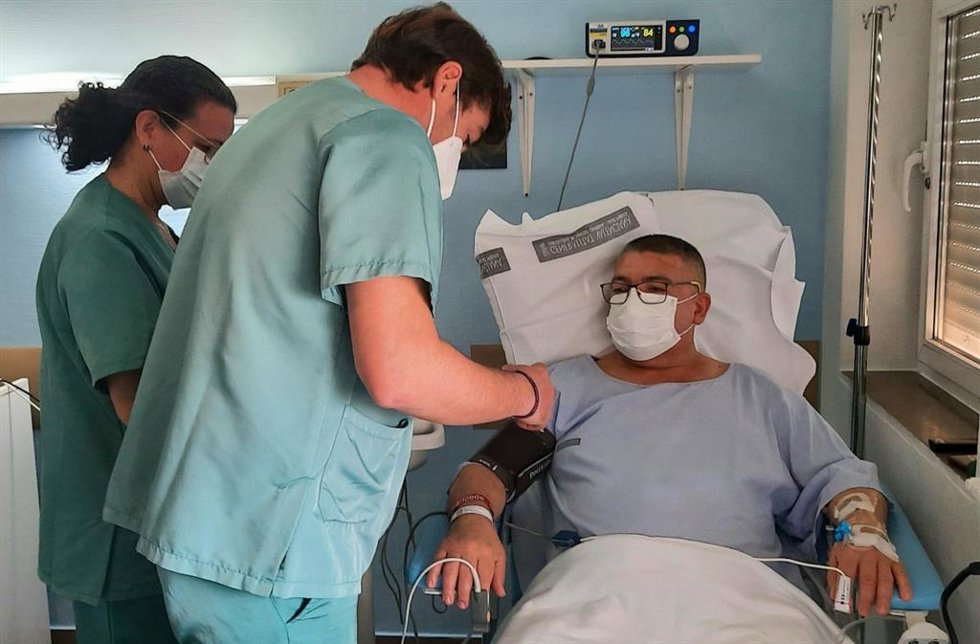 Enfermeros atendiendo a un paciente