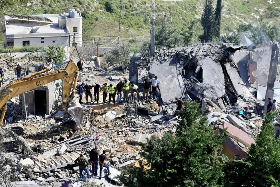 Labores de búsqueda y rescate tras un bombardeo el 9 de mayo por parte del Ejército de Israel contra Saksakiyé, en el sur de Líbano, a pesar del alto el fuego pactado a mediados de abril de 2026 (archivo)