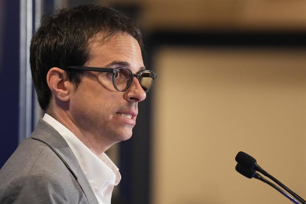 El Portavoz de EH Bildu en el Parlamento Vasco, Pello Otxandiano, durante un desayuno informativo organizado por Fórum Europa, en el Hotel Ercilla, a 13 de abril de 2026, en Bilbao, Vizcaya, País Vasco (España).